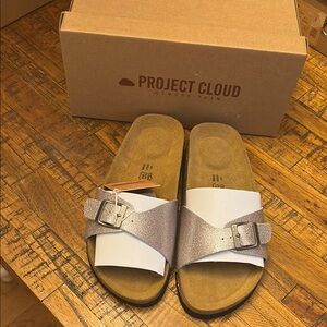 NWT Perfect Cloud Size 7 Metallic Silver Slide Sandals